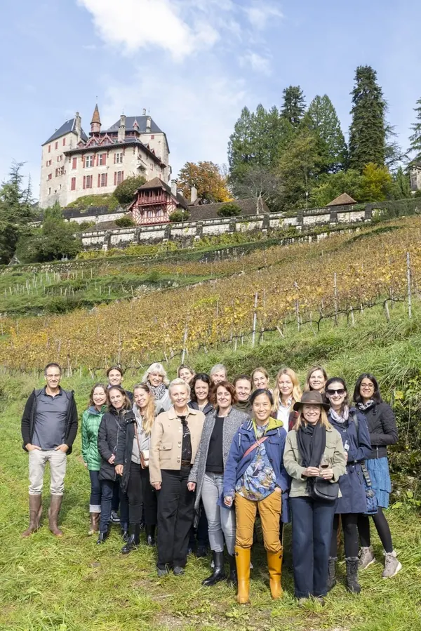 Groupe de voyageurs VinoVoyages dans les vignobles de Savoie au pied du Château de Menthon-Saint-Bernard, près d'Annecy