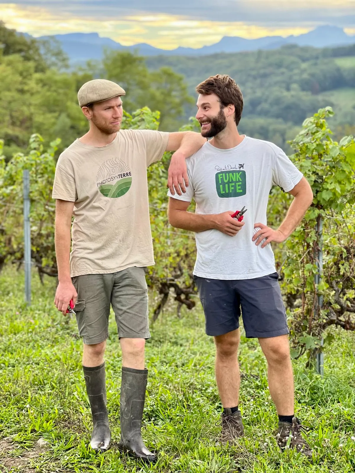 Ylan et Cyril, jeunes vignerons savoyards, posant devant leurs parcelles de Mondeuse au pied des Alpes